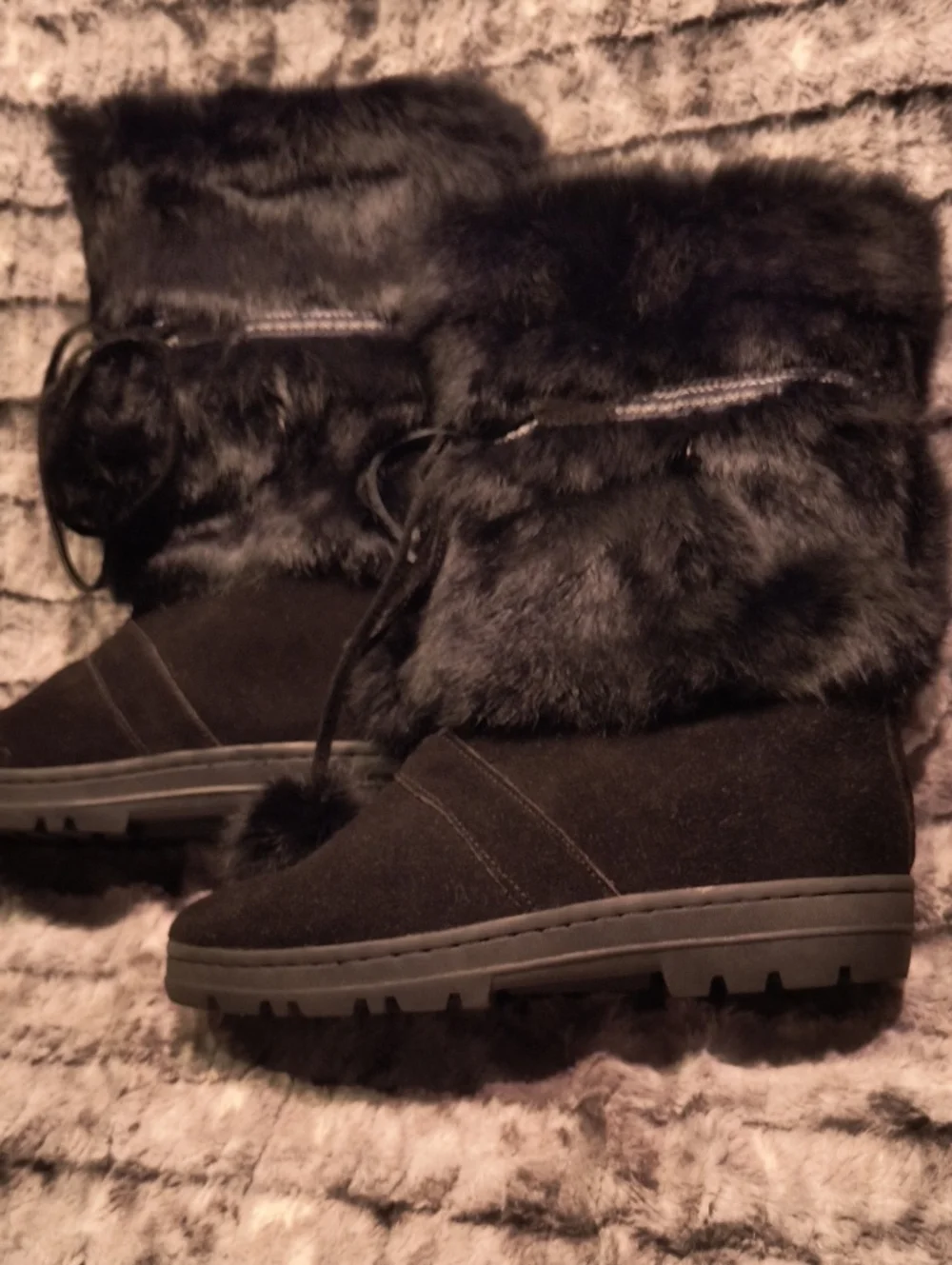Minnetonka Suede With Rabbit Fur Boots Woman's